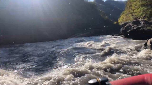 Адыгея, река Белая , гранитный каньон. Водомет в узком ущелье