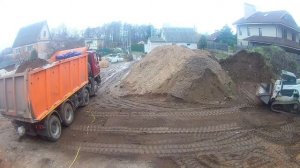 Загрузка любого самосвала, с горкой выше бортов погрузчиком bobcat