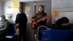 Цыганки поют в электричке