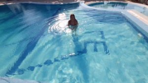 Расслабляющая музыка / Плаваю  в бассейне в Греции влог отдых / Девушка в купальнике/ Купальник