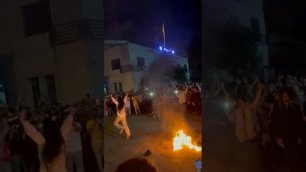 В Иране женщины танцуют и зажигают хиджабы