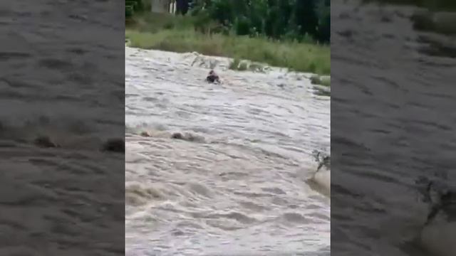 🌊У поселка Пятихатки (Анапа) женщин чуть не унесло течением. К счастью, все обошлось.