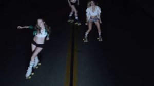 Девушки классно танцует на роликах коньках// Girls dances on roller skates