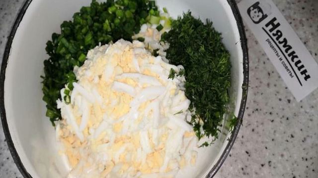 Пирожки из лаваша с яйцом, зеленым луком, помидорами и сыром на сковороде