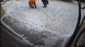 Мужчина бьет женщину