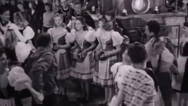 Glenn Miller Orchestra "Серенада Солнечной долины" - Полька с поцелуями смотреть онлайн