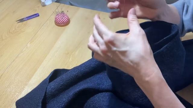 Вметываю рукава в пиджак. смотреть онлайн