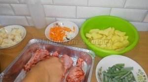 Курица с картошкой и овощами в духовке.