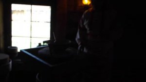 Помол зерна на древней ручной мельнице