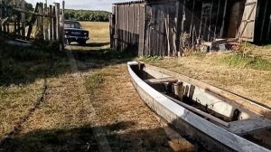 Смолим старую лодку. Спускаем на воду. Ловим щучку и карася. Мариана и Михаил/Life in the village