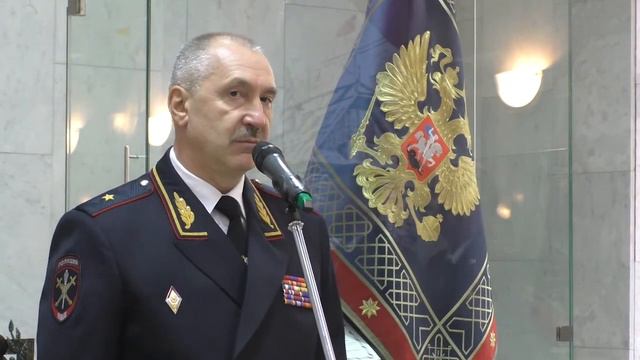 Семье погибшего при исполнении полицейского передали орден Мужества смотреть онлайн