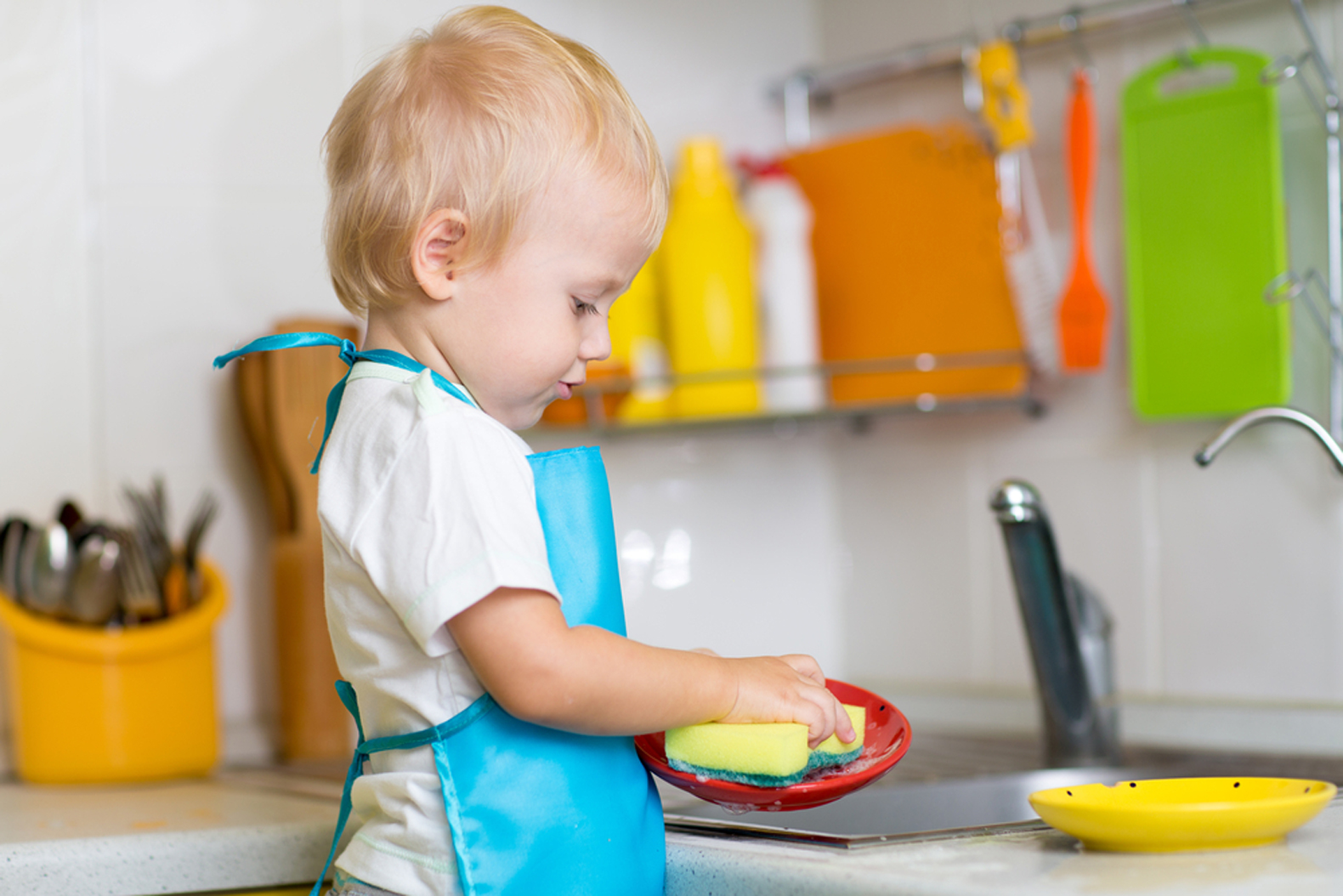 Самостоятельность и активность ребенка. Ребенок моет посуду. Самостоятельность ребенка. Самостоятельный ребенок. Помогать маме по дому.