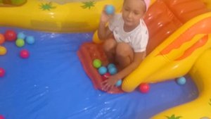 Новый надувной бассейн.Детский бассейн, горка,шарики ???Игра для детей. Видео для детей.