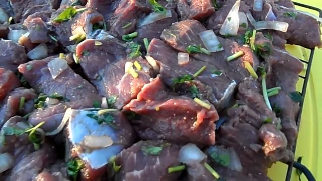 Говяжие барбекю-шашлык на даче. Beef barbecue in the country смотреть онлайн