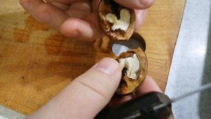 ЛАЙФХАК варёные ОРЕХИ легко чистить ??? 🌰🌰🌰