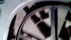 Люфт барабана стиральной машинки при разбитом подшипнике.