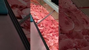 разруб говядины и свинины на витрину, красивая выкладка мясо,