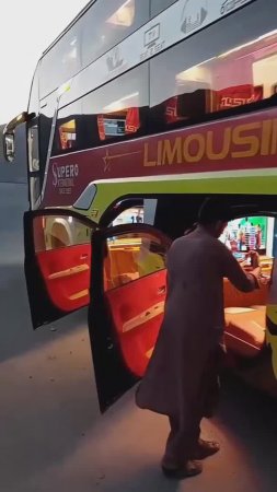 В Пакистане есть автобусы с местами «бизнес-класса», которые в теории имитируют езду на лимузине