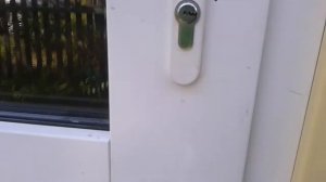 Видео: Как закрыть пластиковую дверь снаружи ключом?
