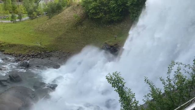 Прогулка водопадом в Норвегии Steinsdalsfossen. Путешествия.