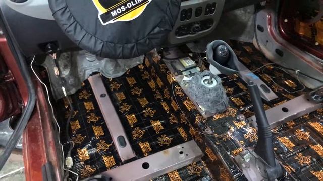 Сначала разбирается салон Рено Сандеро, а уже после устанавливаем вибро-шумоизоляцию смотреть онлайн