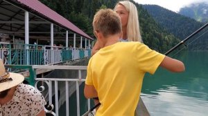 Браконьеры ловят рыбу. Обед на озере Рица. Абхазия.