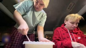 АНДРЕЙ И МУХАНДЖАН ПРИГОТОВИЛИ ШАУРМУ АРТЕМУ ВУЛЬФУ - Follentass, MuhanJan, Artem Wolf