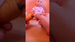 Алина кушает, какает и открывает 4 киндера сюрприза.