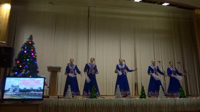 Ансамбль "Казаки" выступают на сцене Администрации Волгограда на приеме главы.(3) смотреть онлайн