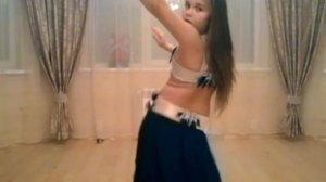 Лера танцует танец живота. Сама придумала сама исполнила.