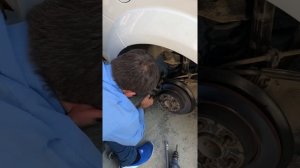 Как поменять задние колодки на Форд фокус 2 очень легко....