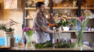 Букет на каркасе из живых цветов.