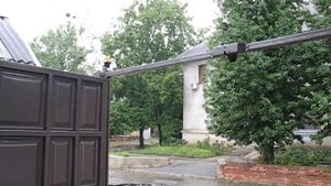 Самодельный электрозамок распашных ворот. Пробный пуск.