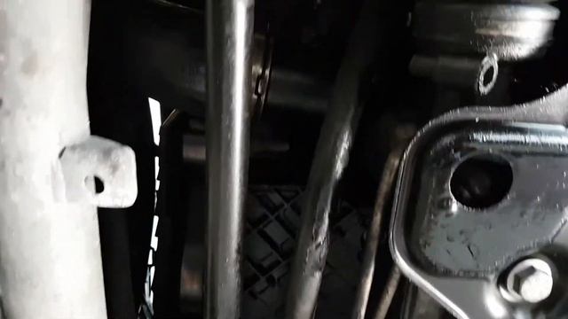 Мерседес W204 C250d г.2010 Замена резиновой прокладки на охладители турбины часть2 смотреть онлайн