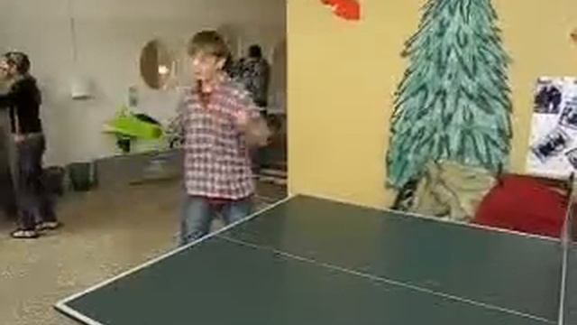 Пинг-понг...или что делать когда нет ракеток?! смотреть онлайн