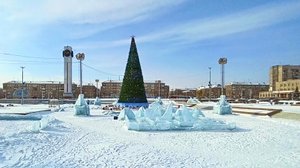 Магнитогорск, площадь Народных гуляний в снегу, ёлку не убрали (20.02.2021)