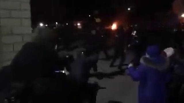 СТРОГО ДЛЯ ВЗРОСЛЫХ. ПОЛИЦИЯ ИЗБИВАЕТ МИТИНГУЮЩИХ В САНЖАРАХ 20.02.2020