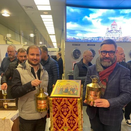 Благодатный Огонь в храм Покрова в Ясеневе привёз Председатель Фонда Архангела Михаила П. И.Гончаров