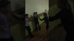 Игра детей на перемене. 2 класс