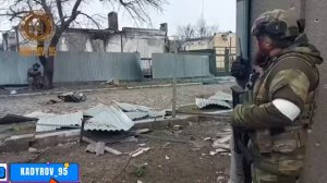 Азовцы переоделись в женскую одежду и бегут из Мариуполя