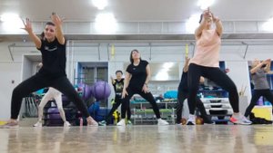 руки вверх поднимите подмышки