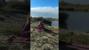 Утреняя йога в Глаженке на берегу озера.