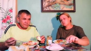 Сейчас концертный костюм оденет. Приятного аппетита