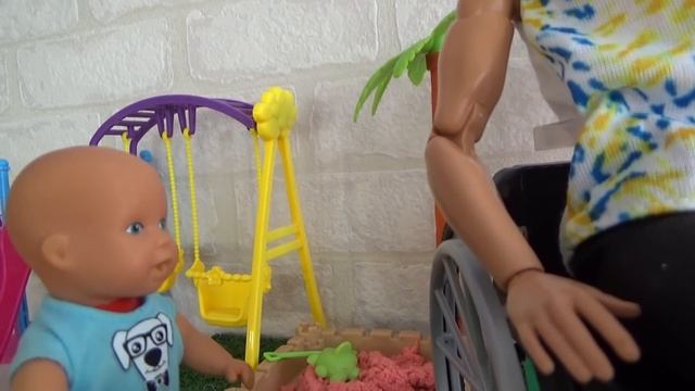 ЭЙ ВЫ! МЯЧИК ПНИТЕ! Катя и Макс веселая семейка. Смешной сериал живые куклы Барби и Кен смотреть онлайн