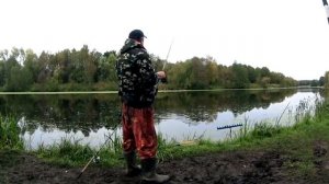 Старые Рыбаки знали как приманить и поймать рыбу осенью  Рыбалка в октябре на реке. Ловля на фидер.