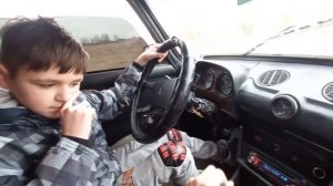 УЧИМ МЛАДШЕГО БРАТА ВОДИТЬ МАШИНУ ЖИГУЛИ!