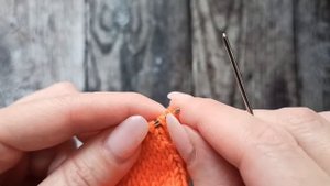 Бывает, что необходимо мягкое податливое закрытие петель. Как закрыть лицевую гладь иглой.