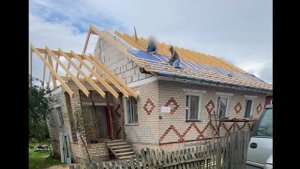 Новая современная крыша на старом доме. Ремонт дома