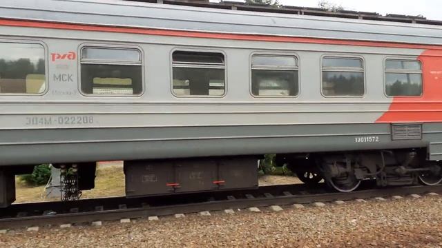 "ЭКСКЛЮЗИВ" ЭД4М-0222 со списанными вагонами от ЭР2Т-7123 проезжает станцию Иванцево. смотреть онлайн