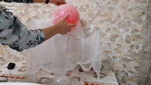 Привидение из марли и крахмала - поделка на Хэллоуин